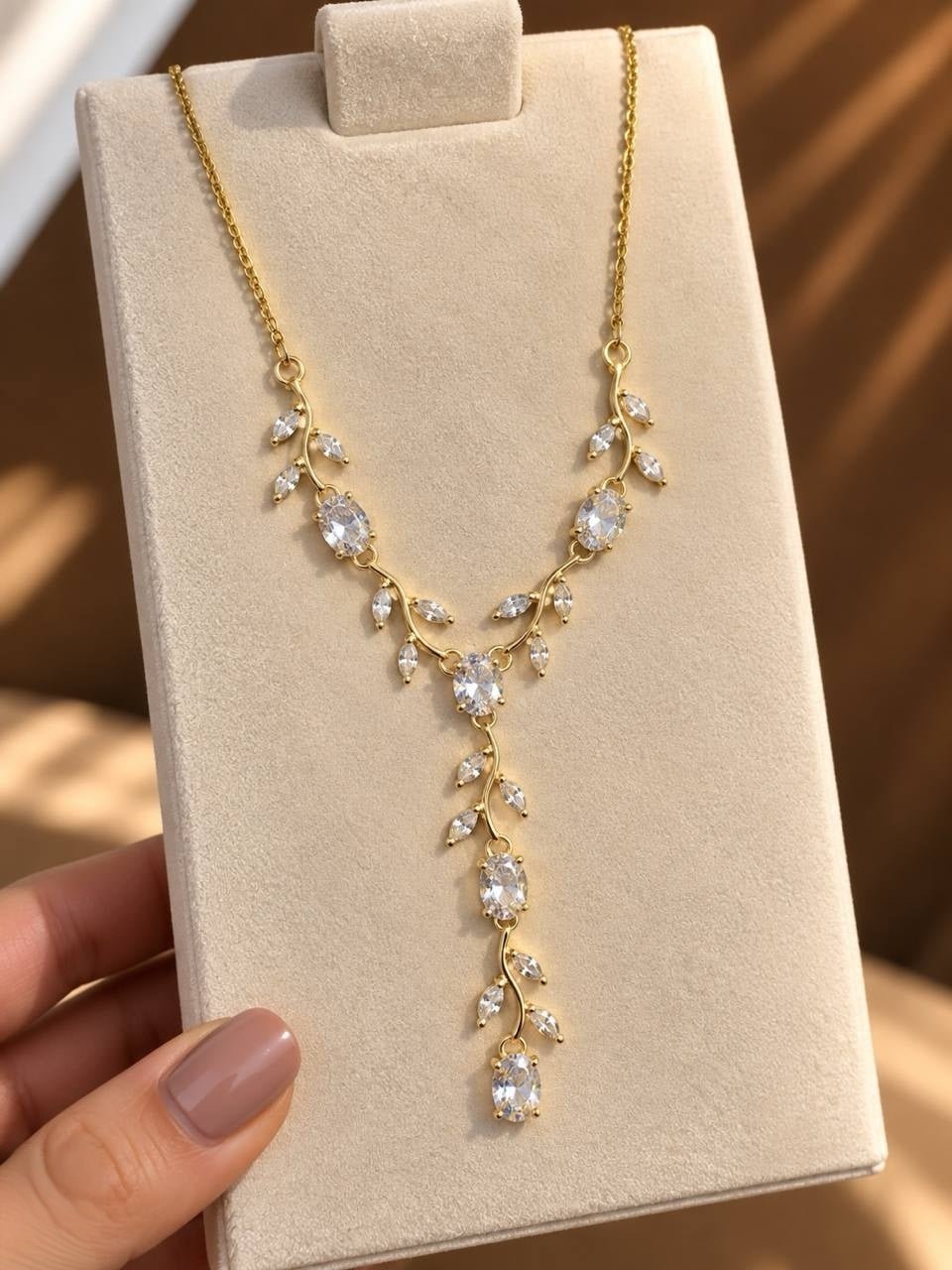 White crystal tulip gold-plated necklace